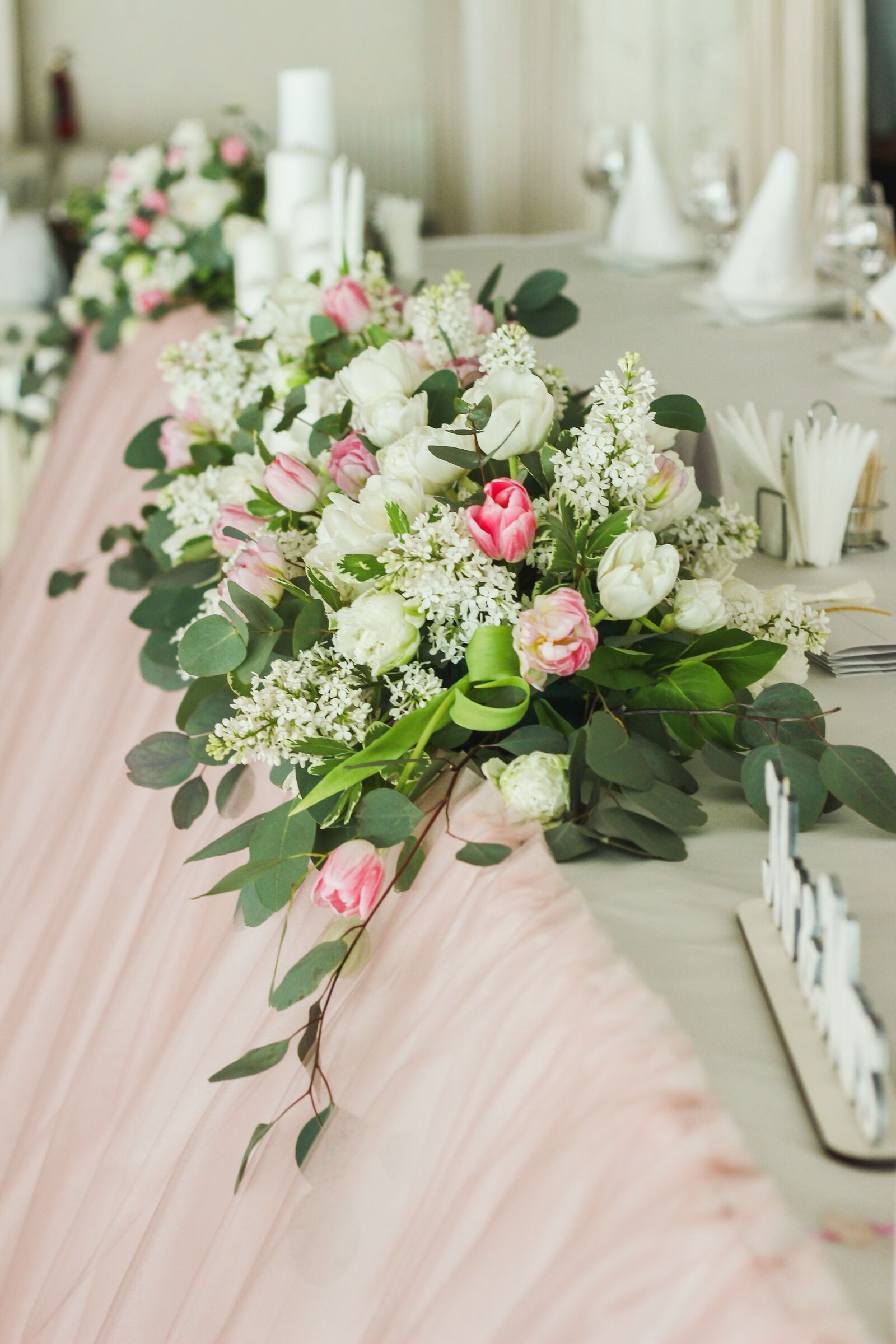 Canon EOS 600D (Rebel EOS T3i / EOS Kiss X5) + Canon EF 50mm F1.8 II sample photo. Decor, flowers, wedding photography