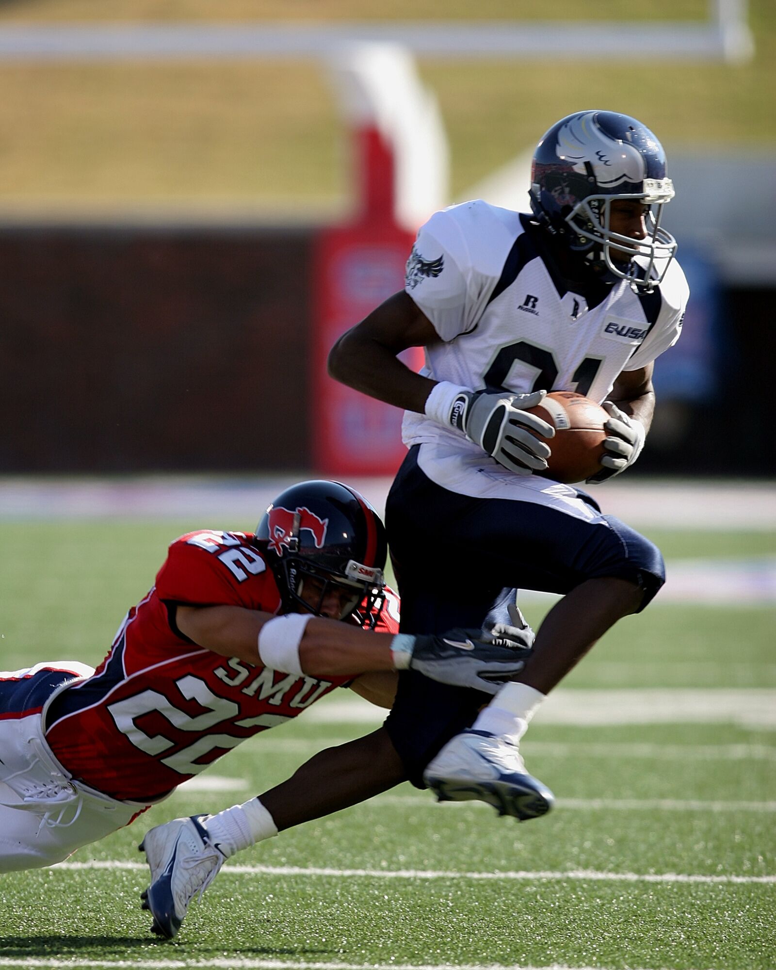 Canon EOS 20D sample photo. Football, receiver, tackle photography