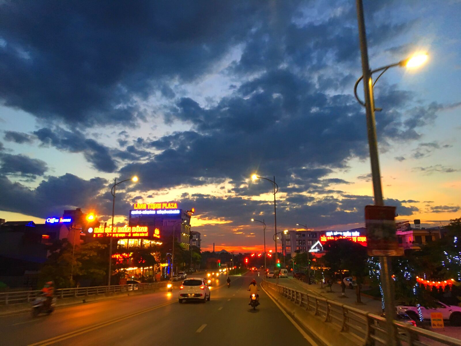 iPhone 6s back camera 4.15mm f/2.2 sample photo. Dawn, sunset, both are photography