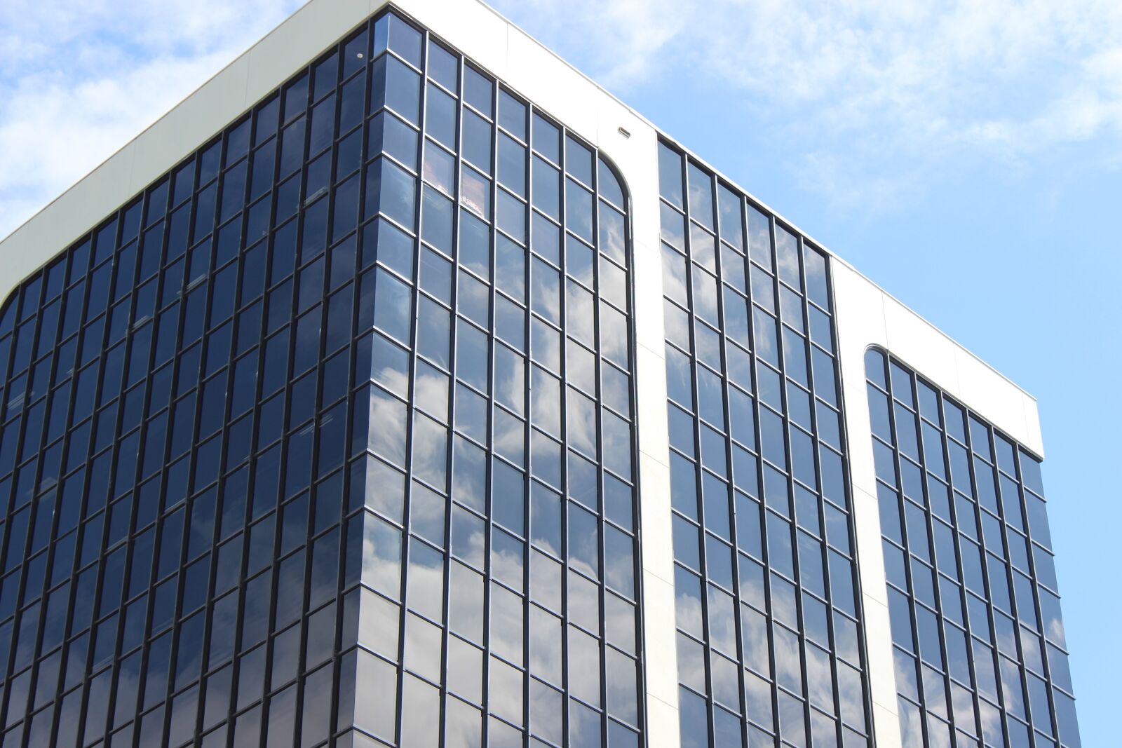Canon EOS 600D (Rebel EOS T3i / EOS Kiss X5) sample photo. Glass items, office, architecture photography