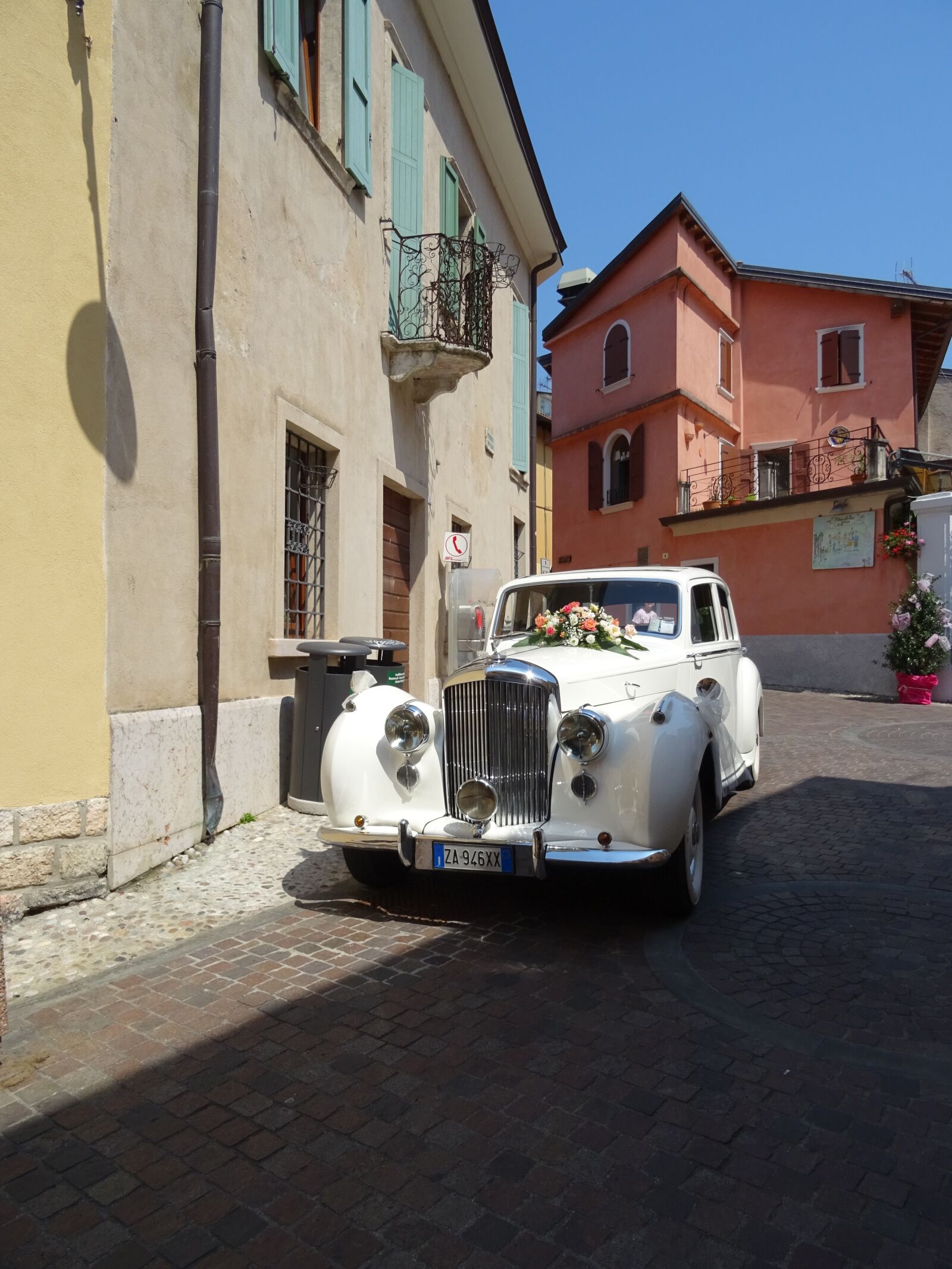Sony DSC-HX60V sample photo. Bridal car, oldtimer, romantic photography
