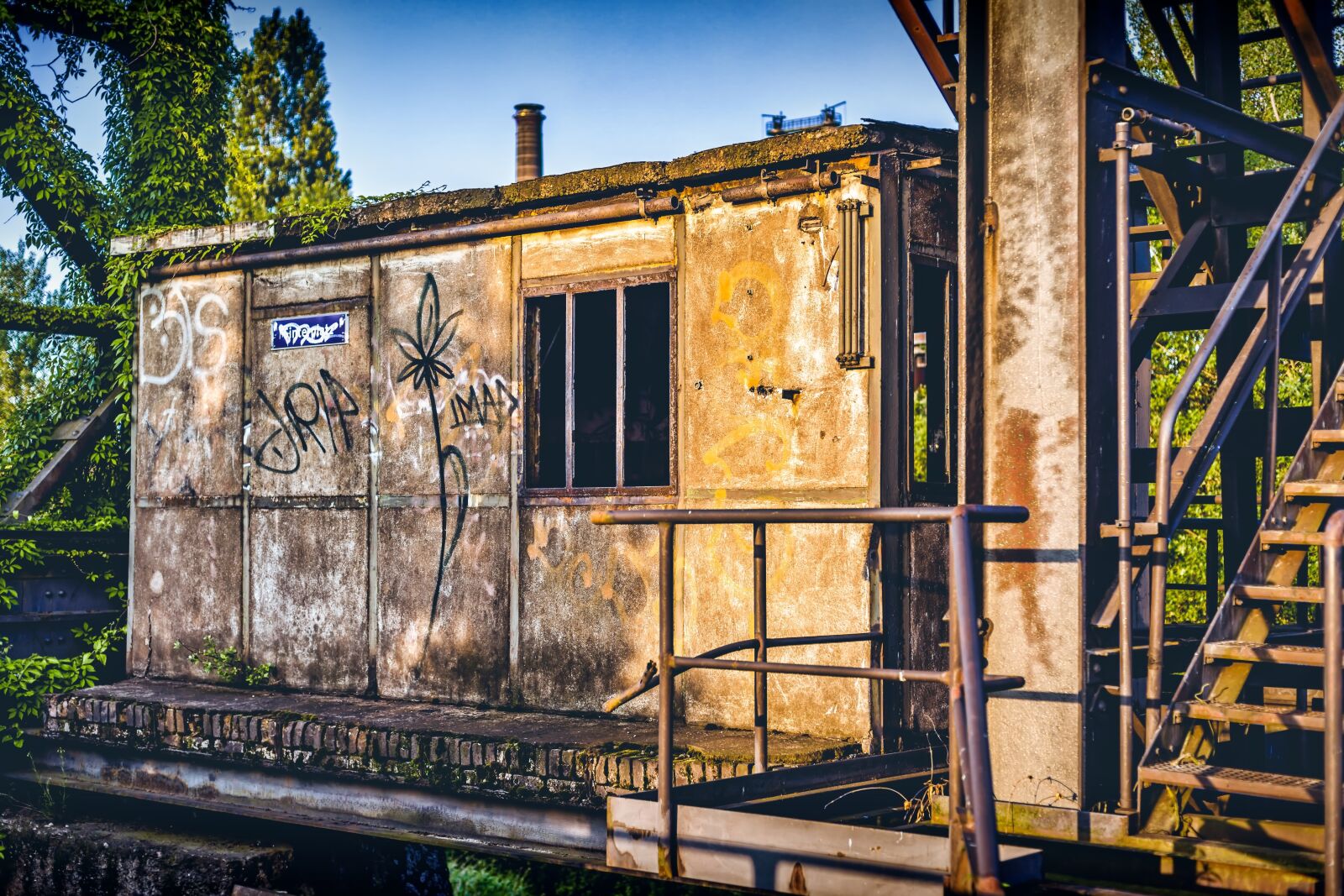 Canon EOS 6D + Canon EF 50mm F1.4 USM sample photo. Crane, house, old photography