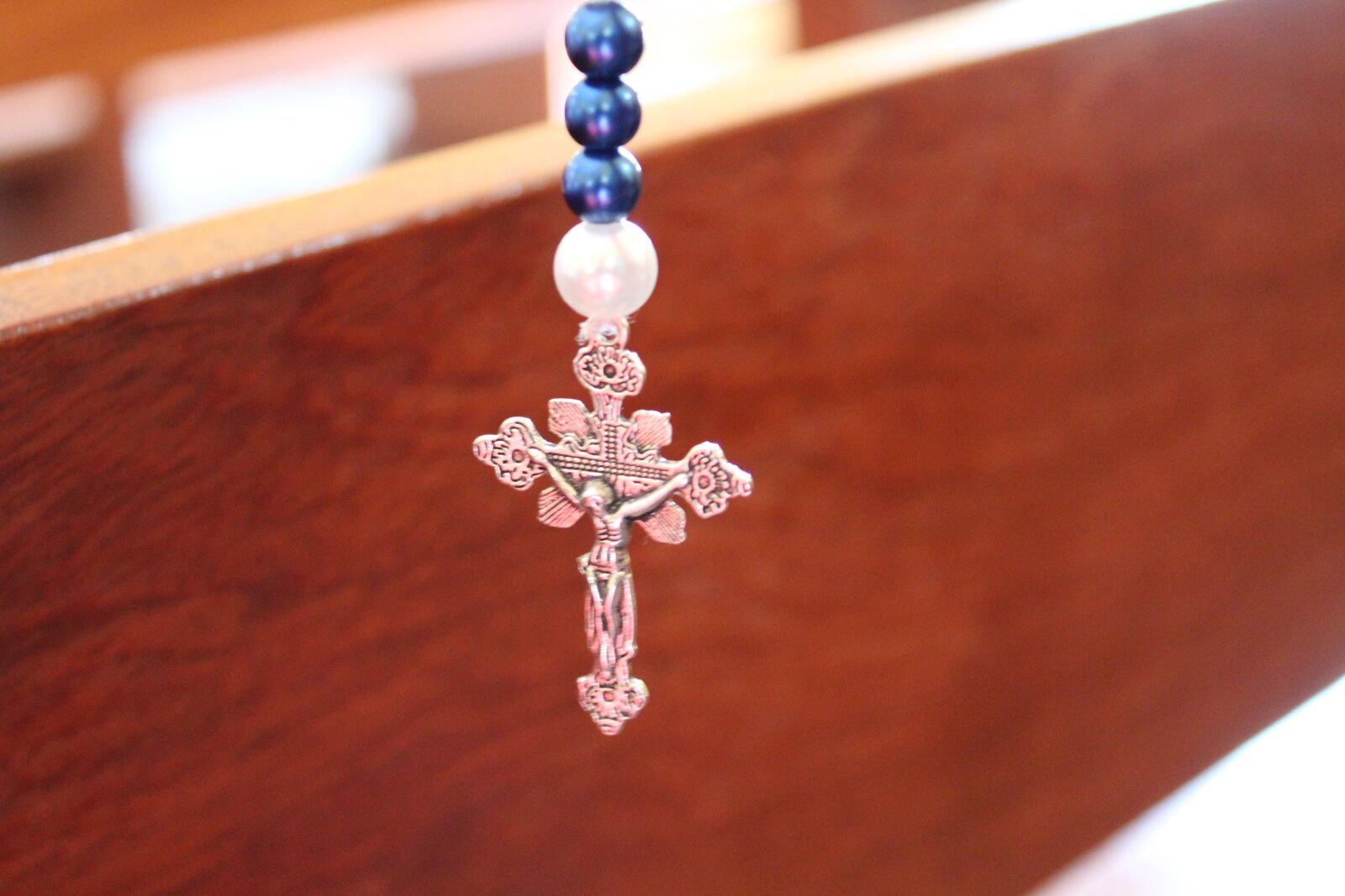 Canon EOS 1300D (EOS Rebel T6 / EOS Kiss X80) sample photo. Rosary, church, catholic photography