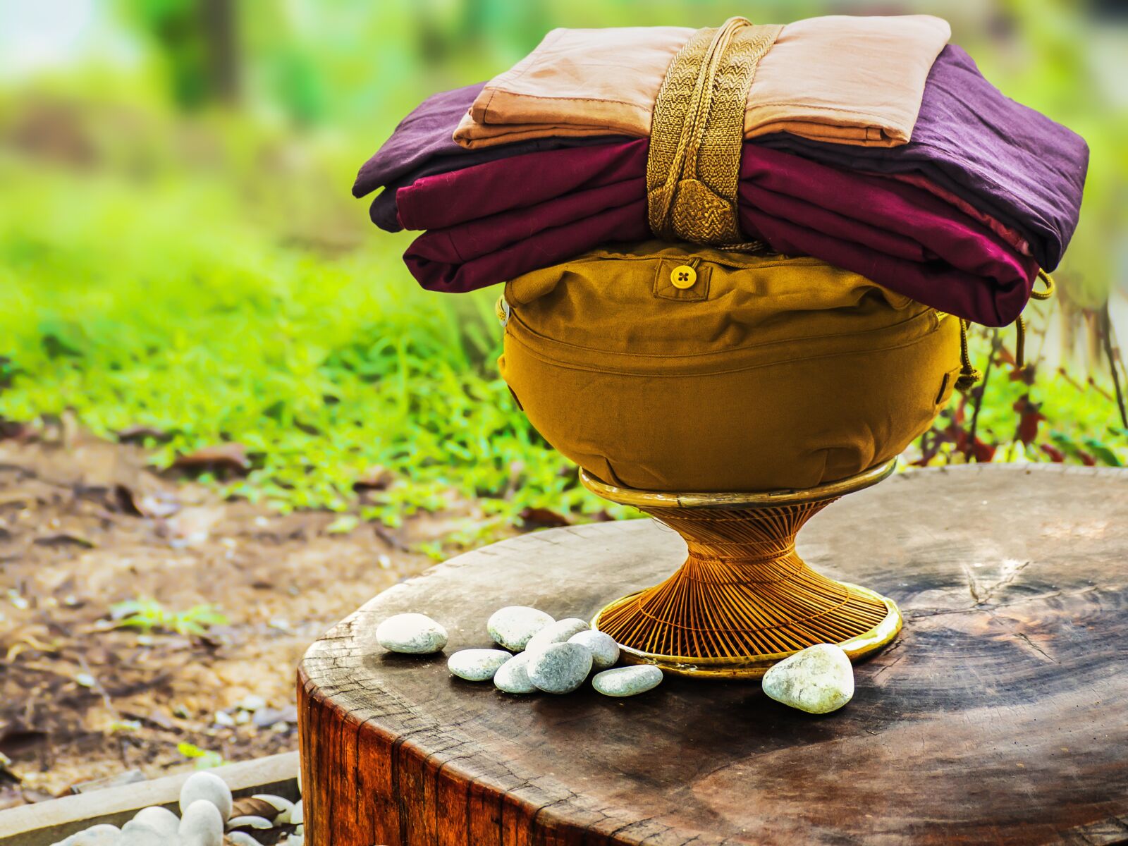 Olympus OM-D E-M10 sample photo. Theravada buddhism, bowl with photography