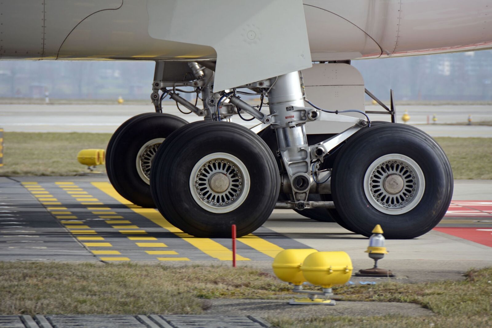 Nikon D7100 sample photo. Main landing gear, aircraft photography
