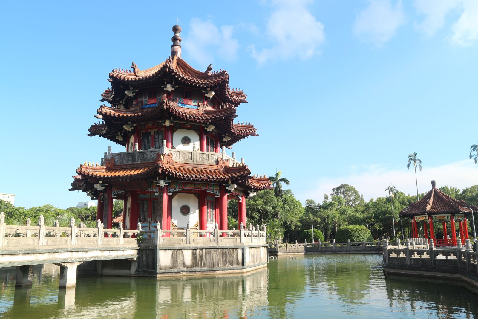 Canon EOS M10 sample photo. Taiwan, temple, water photography