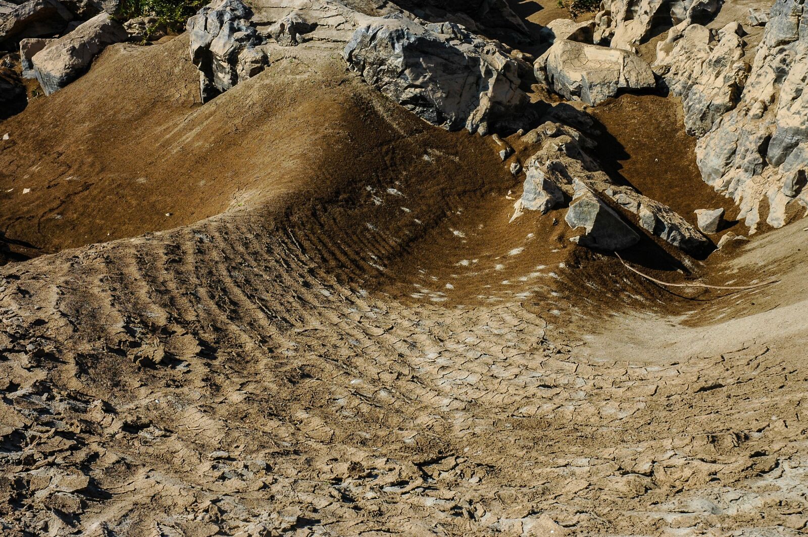 Nikon D70 sample photo. Vertocknete earth, cracks, clay photography