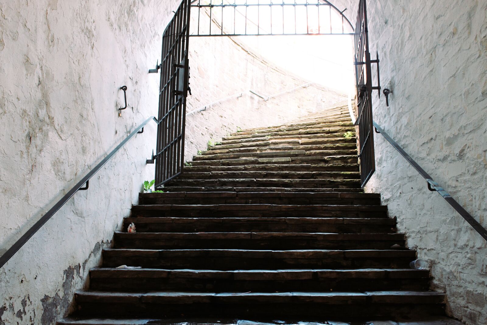 Canon EOS 700D (EOS Rebel T5i / EOS Kiss X7i) sample photo. Goal, stairs, wall photography