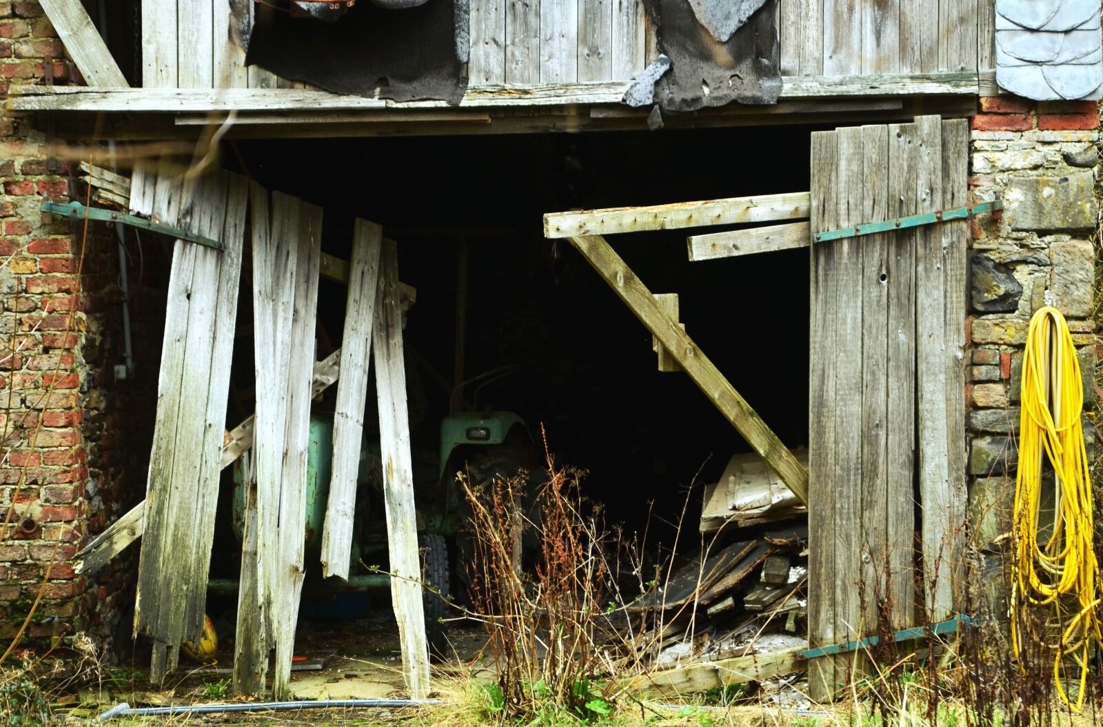 Nikon D5100 sample photo. Shed, garage, building, tractor photography