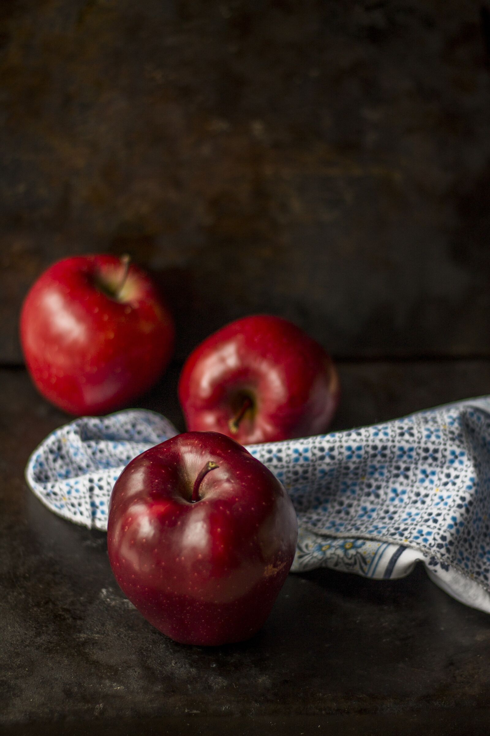 Canon EOS 1100D (EOS Rebel T3 / EOS Kiss X50) + Canon EF 50mm F1.8 STM sample photo. Apples, blur, close-up photography