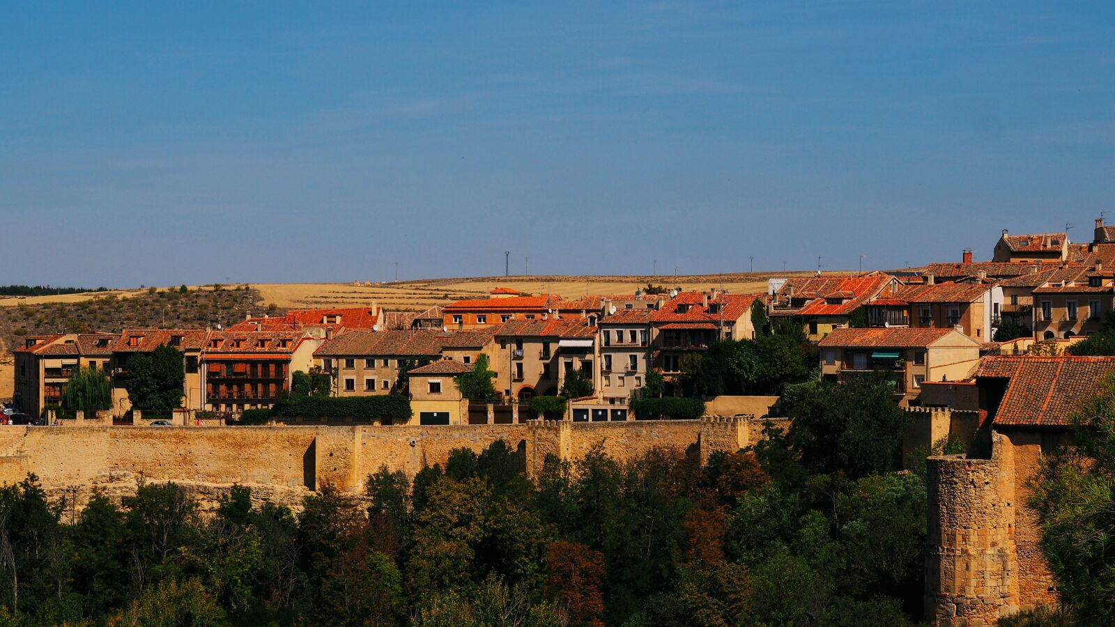 Olympus OM-D E-M10 II sample photo. Segovia, houses, wall photography