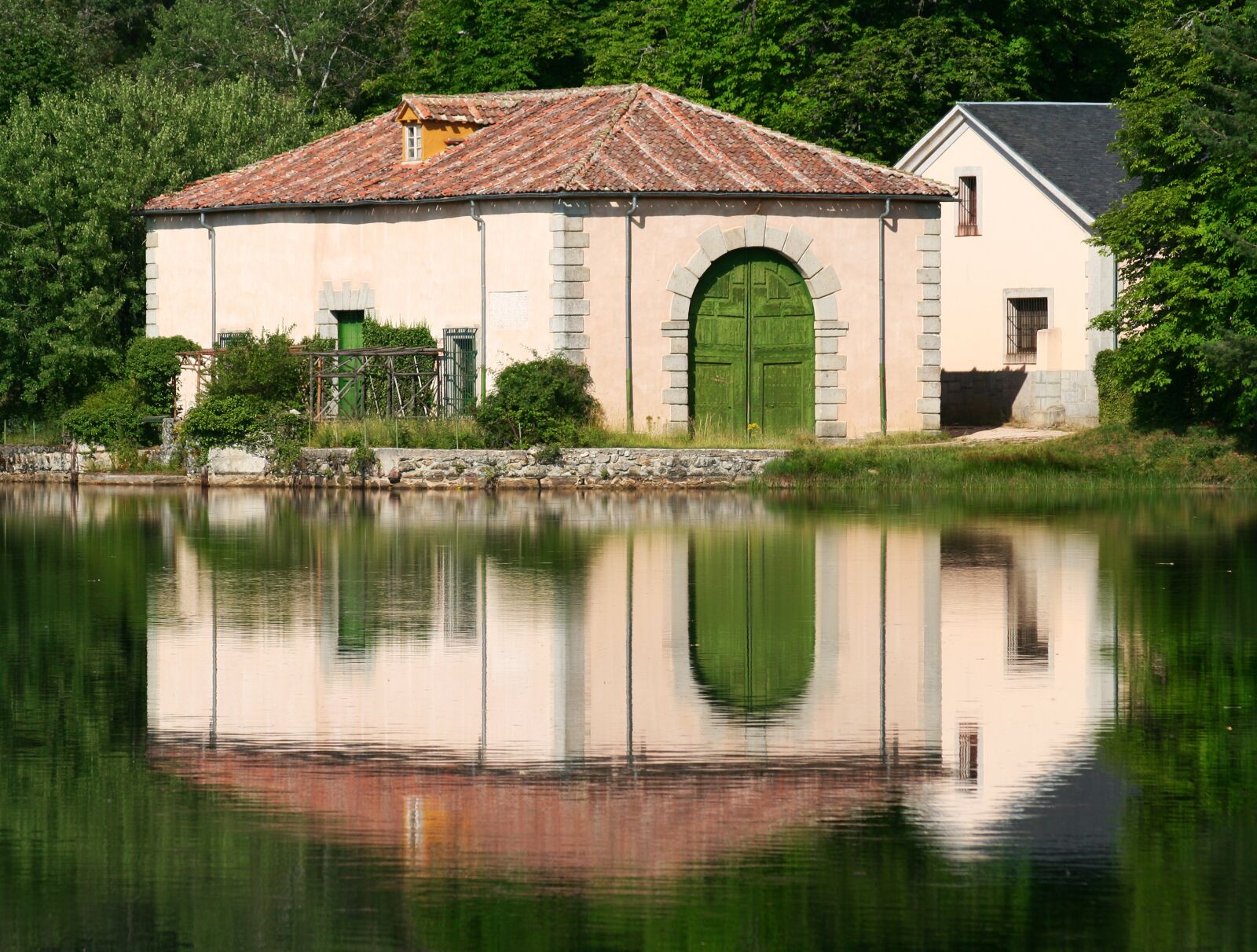 Canon EOS 350D (EOS Digital Rebel XT / EOS Kiss Digital N) sample photo. La granja, cottage, lake photography