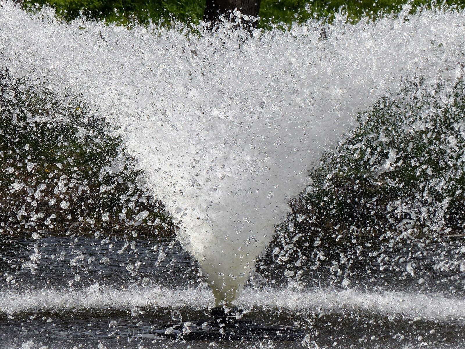 Panasonic Lumix DMC-FZ200 sample photo. Fountain, water, drip photography