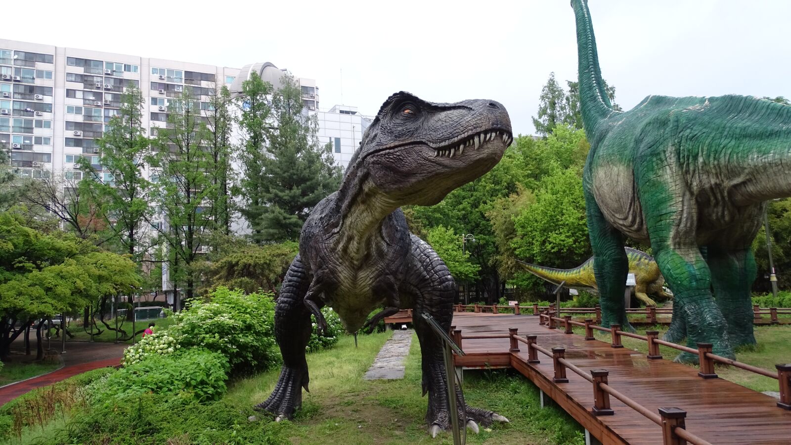 Sony Cyber-shot DSC-HX400V sample photo. Statue, dinosaurs, despicable photography