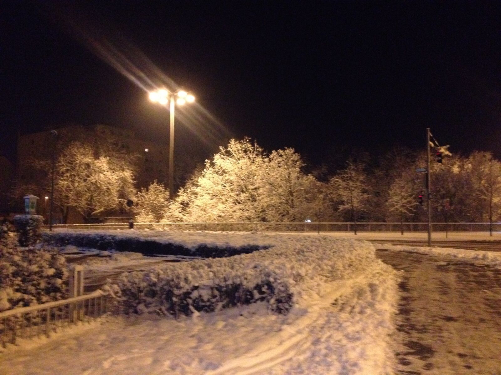 iPhone 4S back camera 4.28mm f/2.4 sample photo. Winter, cold, snow photography