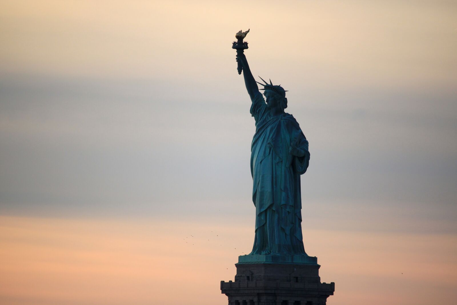 Canon EOS 500D (EOS Rebel T1i / EOS Kiss X3) sample photo. New york, statue of photography