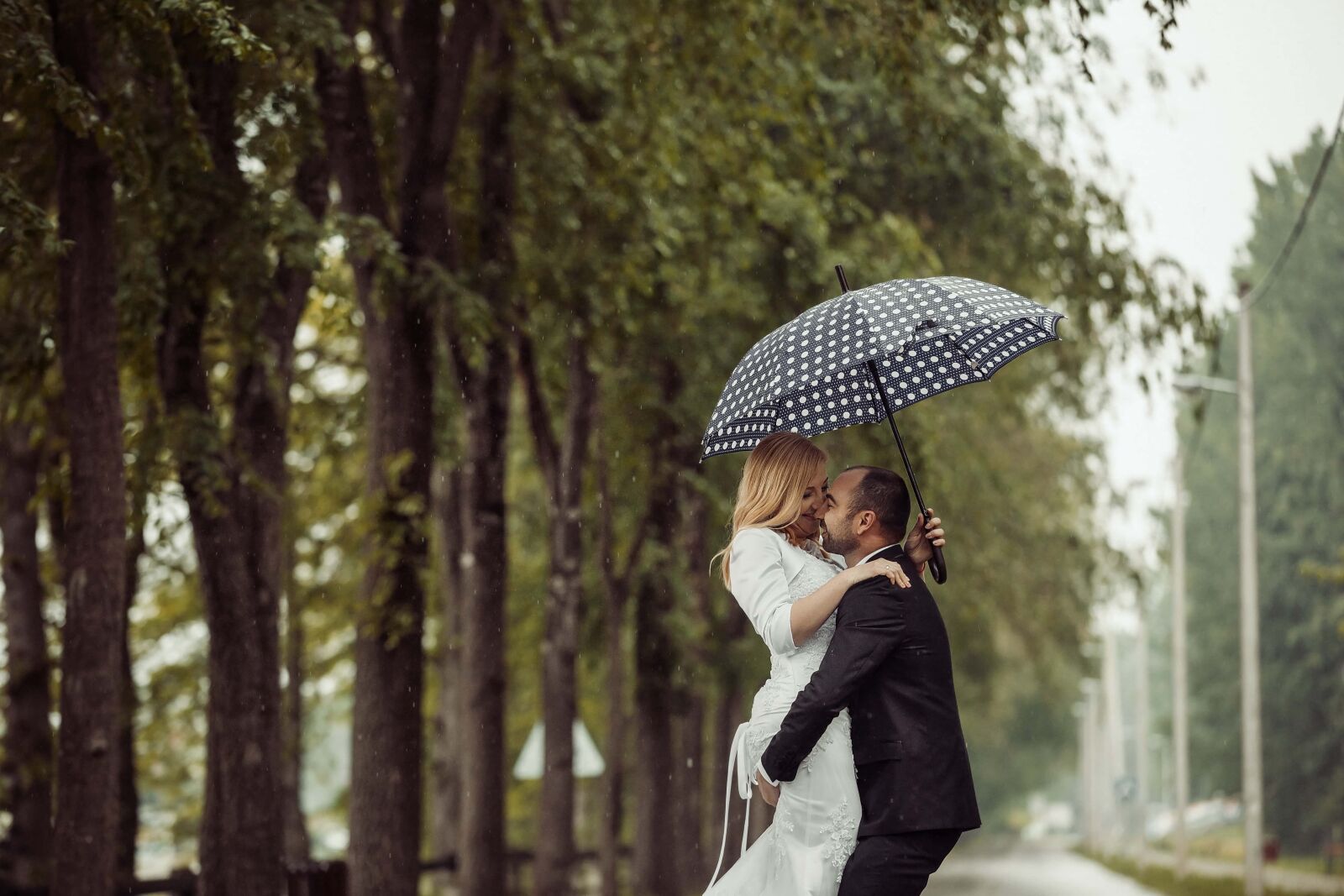 Canon EF 70-200mm F2.8L IS II USM sample photo. Umbrella, woman, rain, love photography