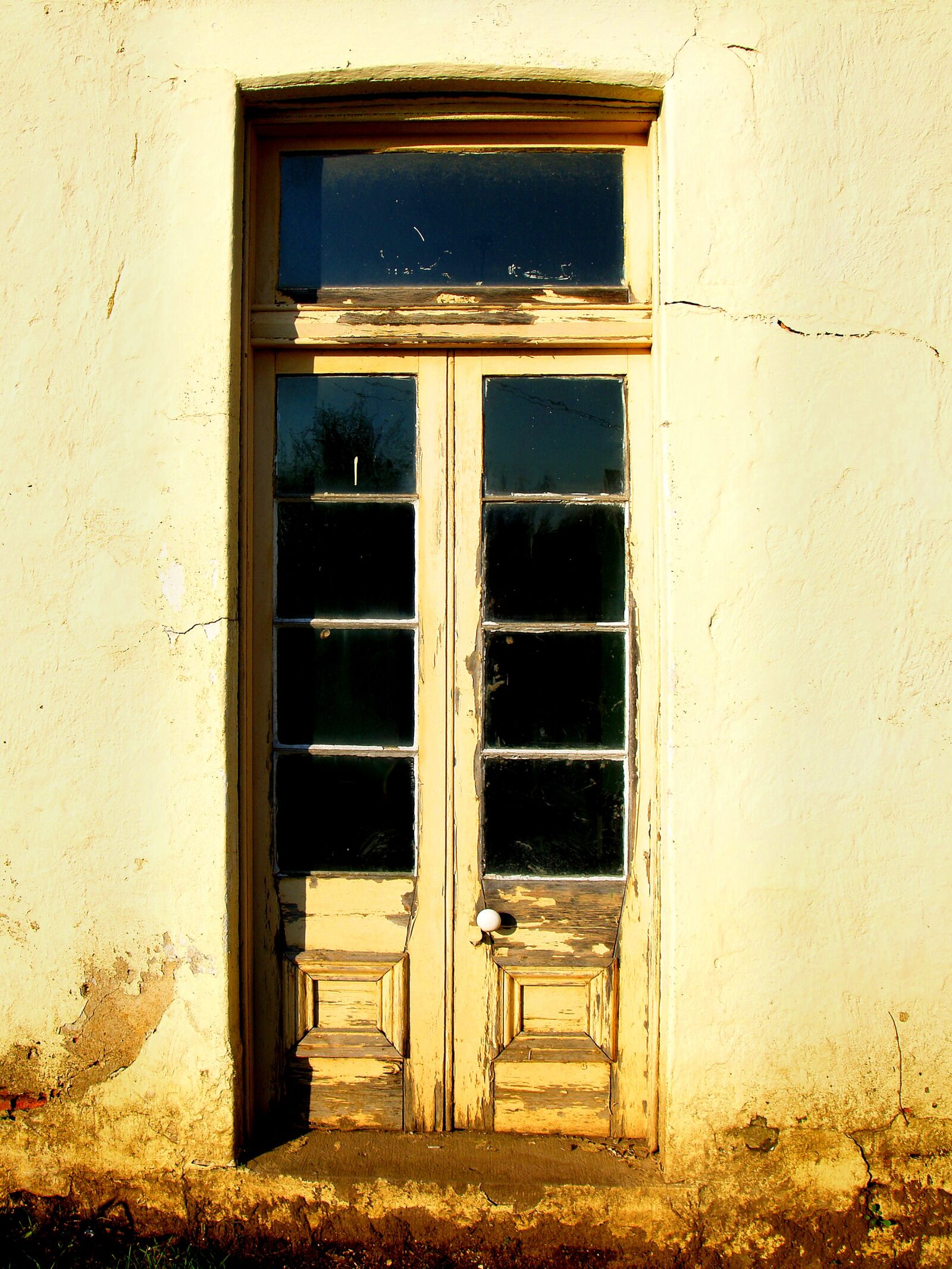 Olympus E-330 (EVOLT E-330) sample photo. Old door, door, country photography