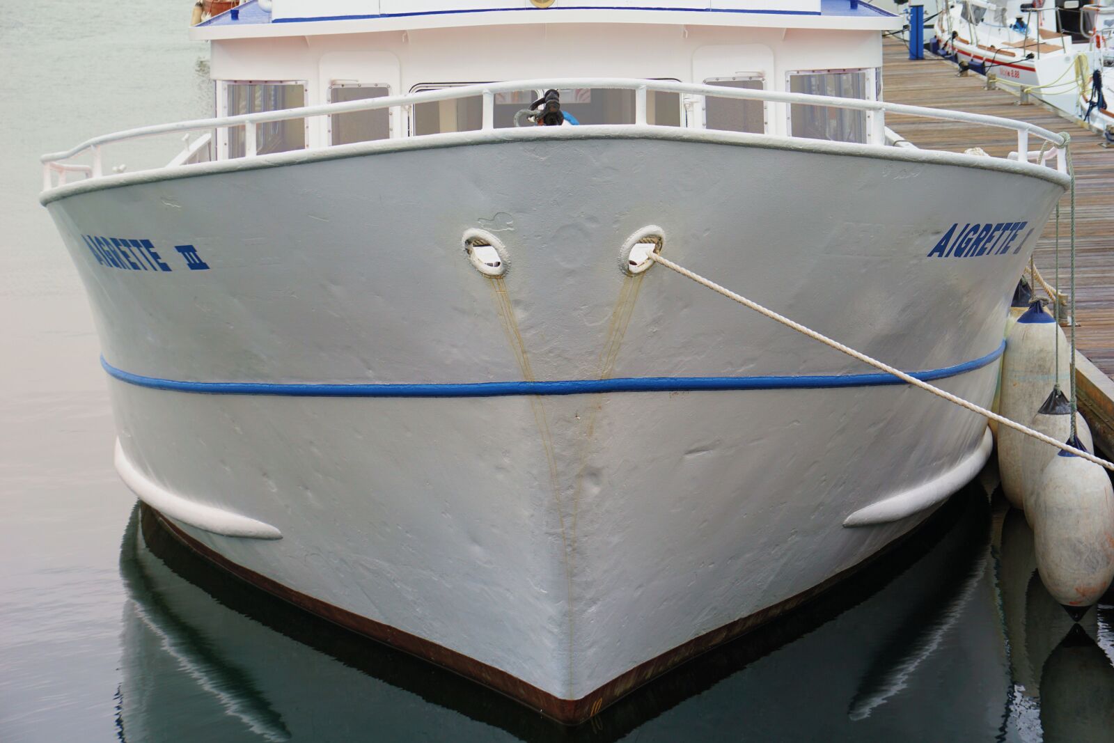 Sony E 55-210mm F4.5-6.3 OSS sample photo. Bateau, bleu, marin, quai photography