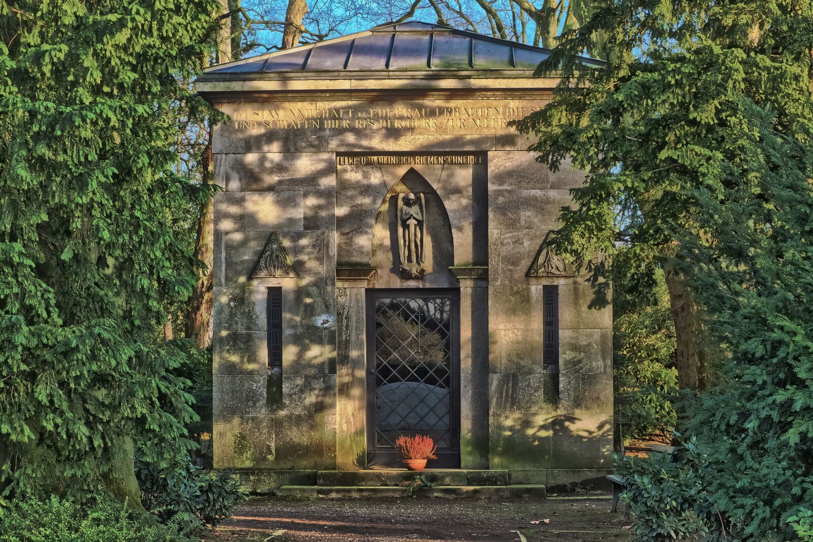 Olympus OM-D E-M10 sample photo. Architecture, tomb, cemetery photography