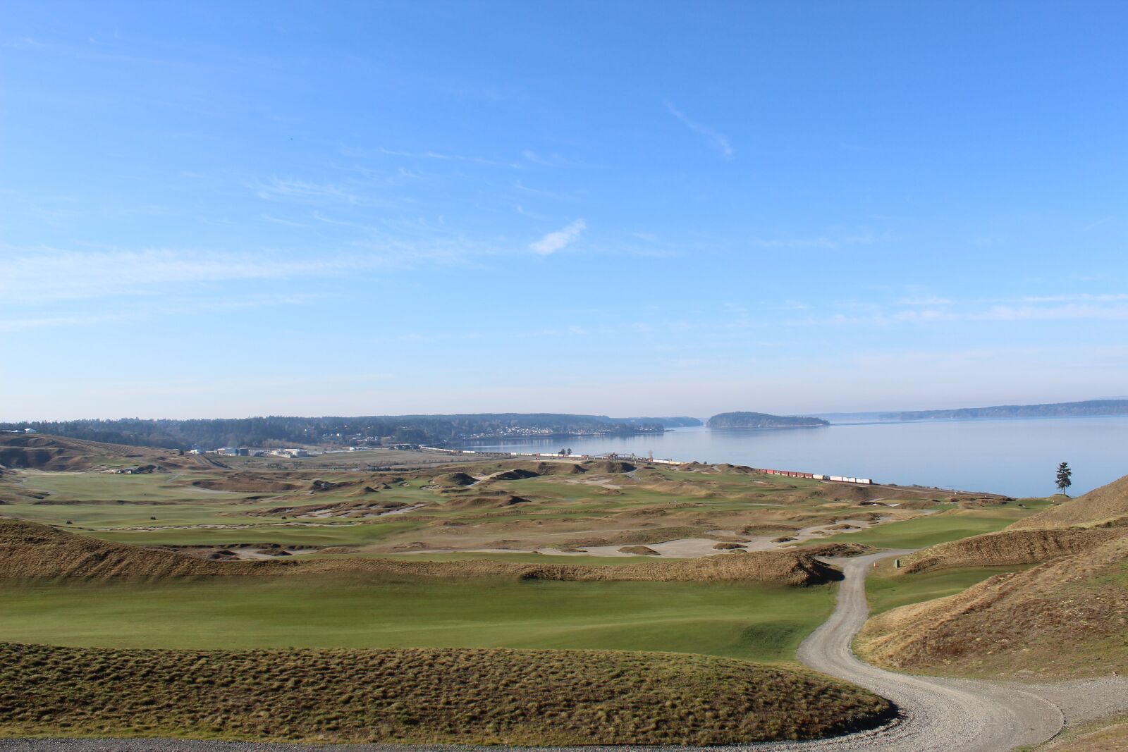 Canon EOS 1300D (EOS Rebel T6 / EOS Kiss X80) sample photo. Golf course, sea, scenic photography
