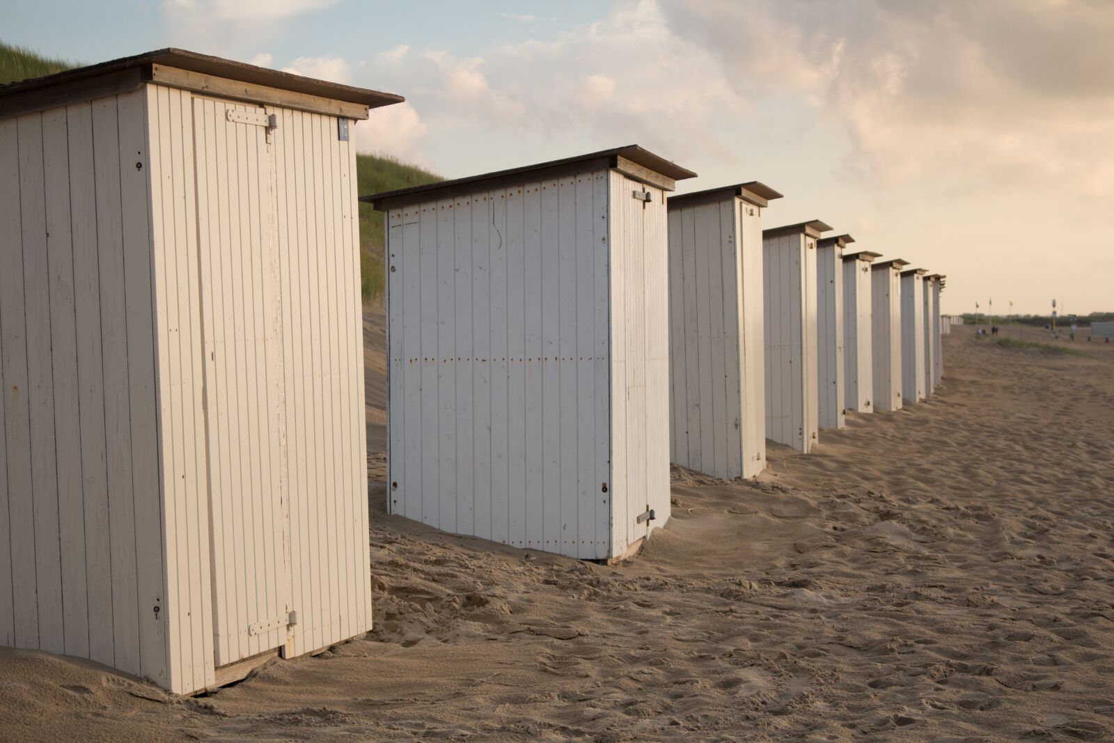 Canon EOS 100D (EOS Rebel SL1 / EOS Kiss X7) sample photo. Beach hut, sea, coast photography