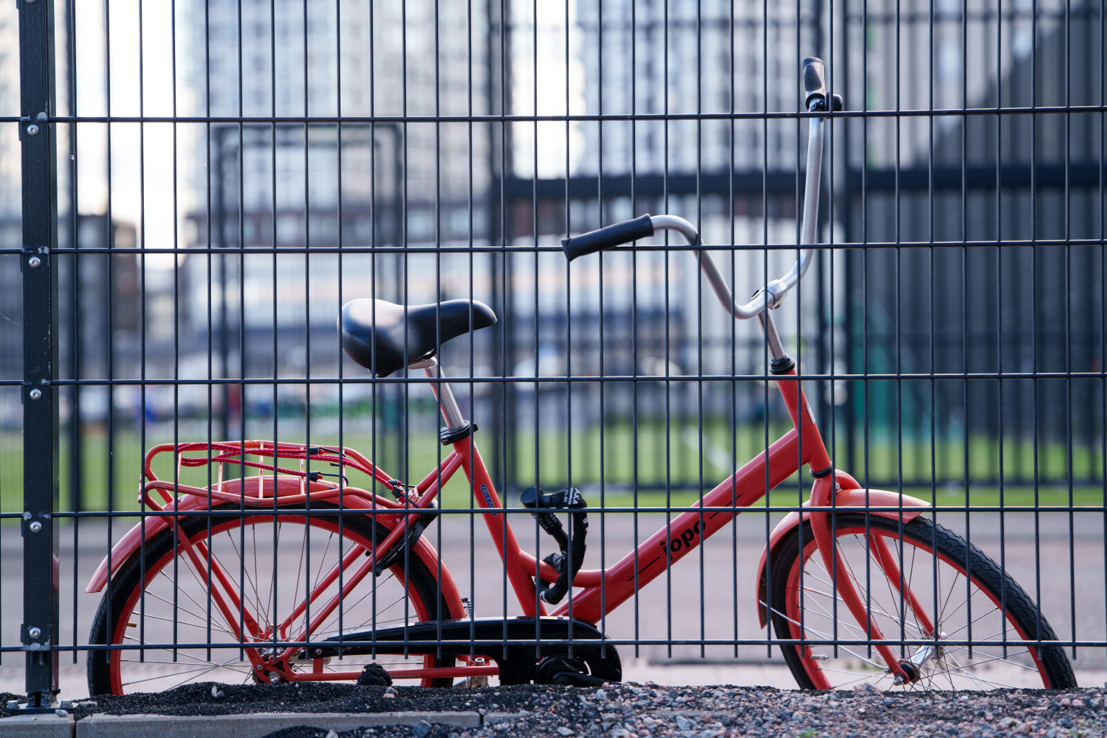 SAMYANG AF 35-150mm F2-2.8 sample photo. Bicycle fence photography