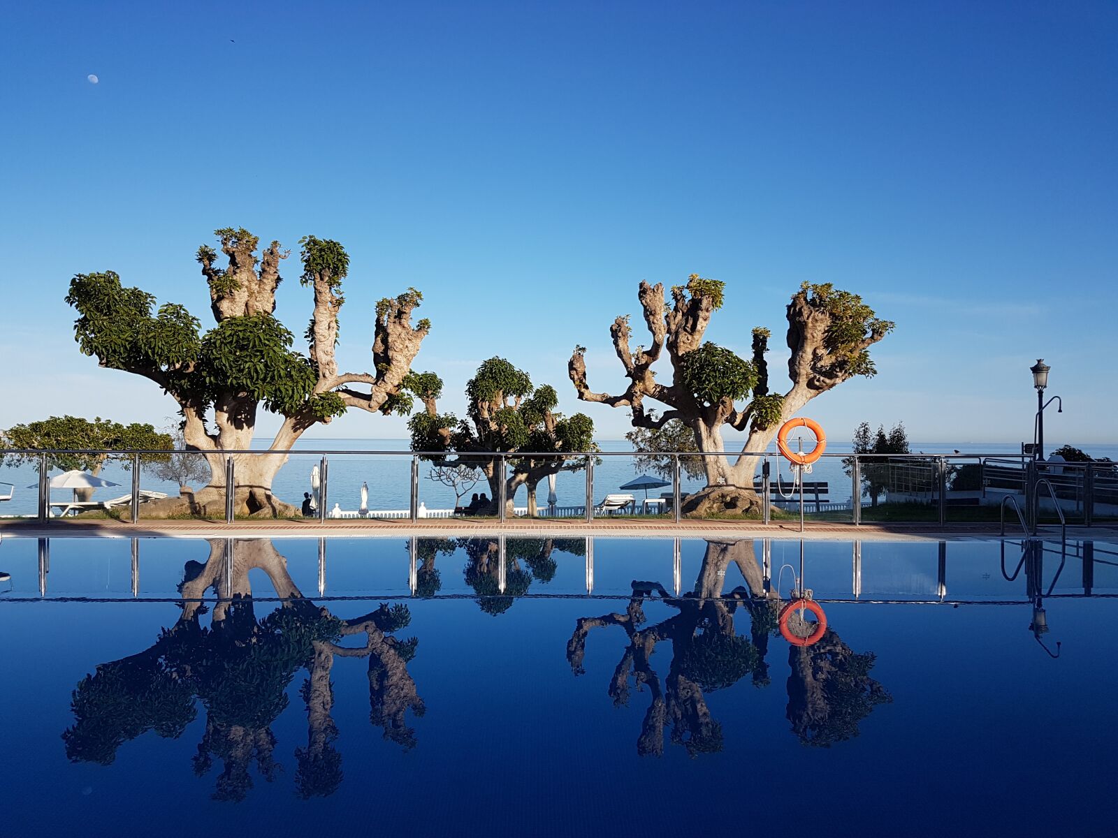 Samsung Galaxy S7 sample photo. Sky, pool, highlights photography