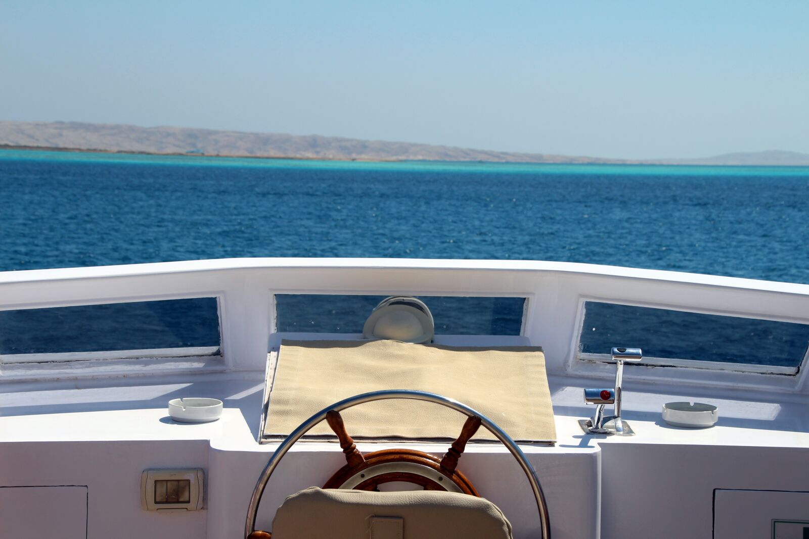 Canon EOS 700D (EOS Rebel T5i / EOS Kiss X7i) sample photo. Boat, powerboat, red sea photography