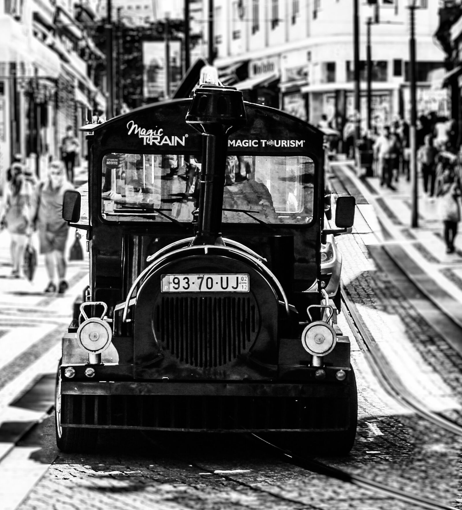 Canon EOS 600D (Rebel EOS T3i / EOS Kiss X5) sample photo. Monochrome, public, transport, train photography
