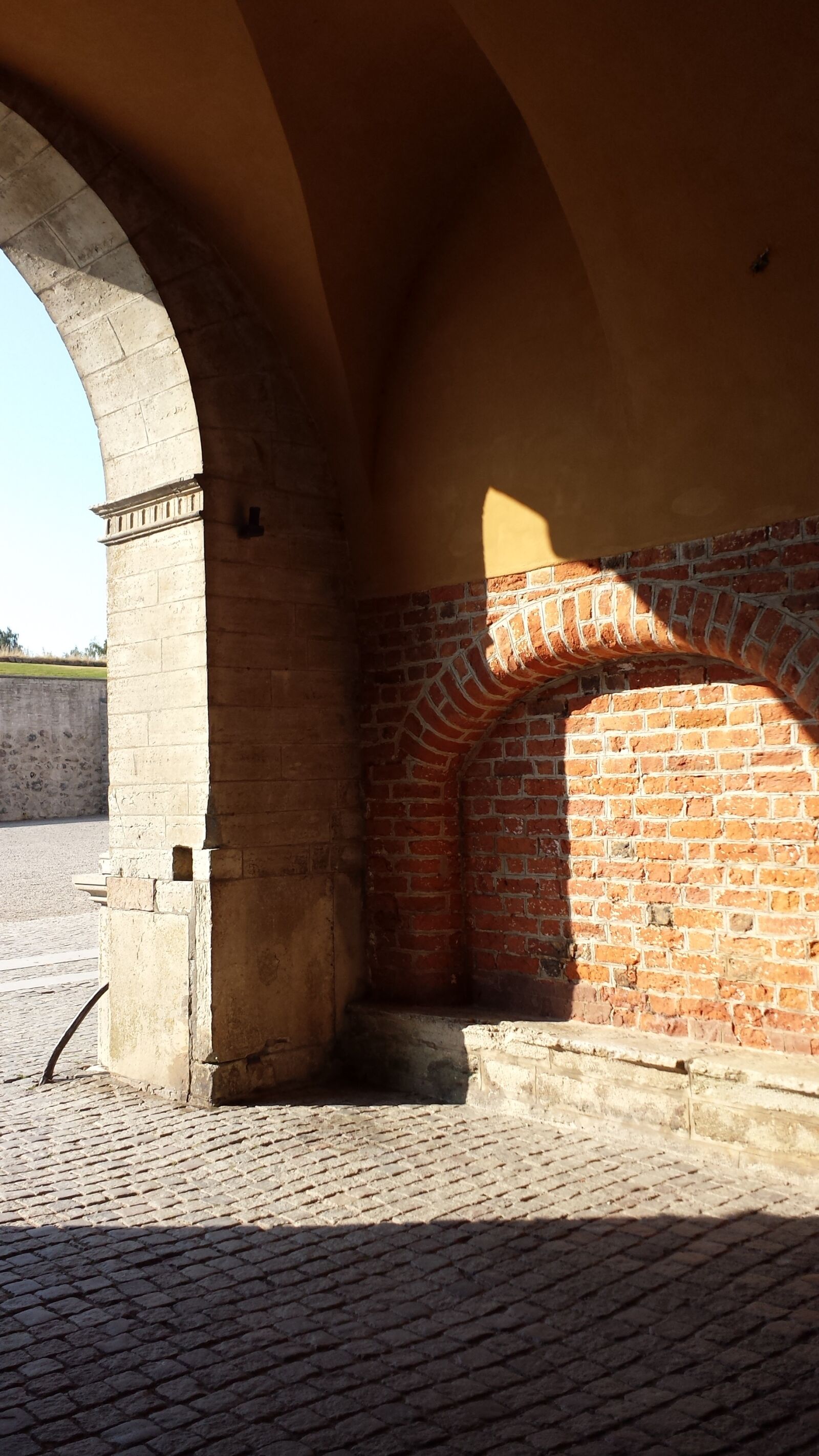 Samsung Galaxy S4 sample photo. Vadstena, brick, wall photography