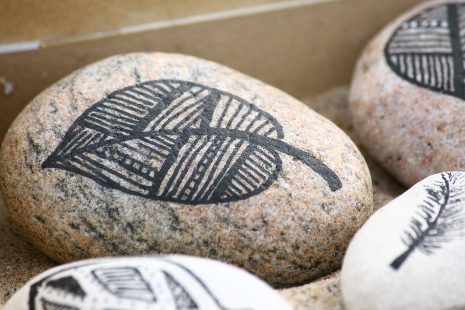 Canon EOS 400D (EOS Digital Rebel XTi / EOS Kiss Digital X) sample photo. Rock paint, stone, decoration photography