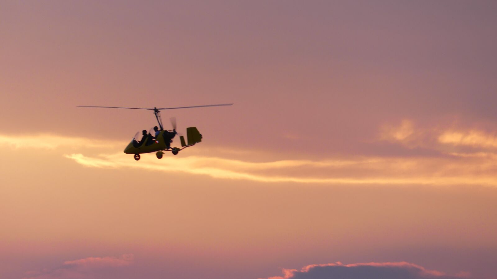 Panasonic Lumix DMC-FZ300 sample photo. Sunset, flying, sports photography