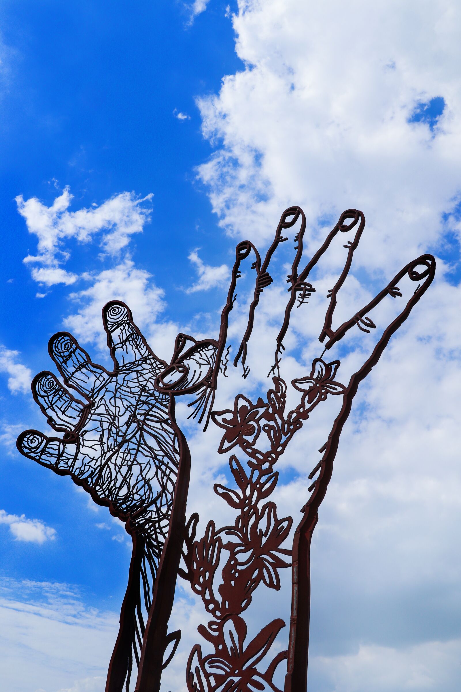Canon EF-S 18-135mm F3.5-5.6 IS USM sample photo. Hand, blue sky, sculpture photography