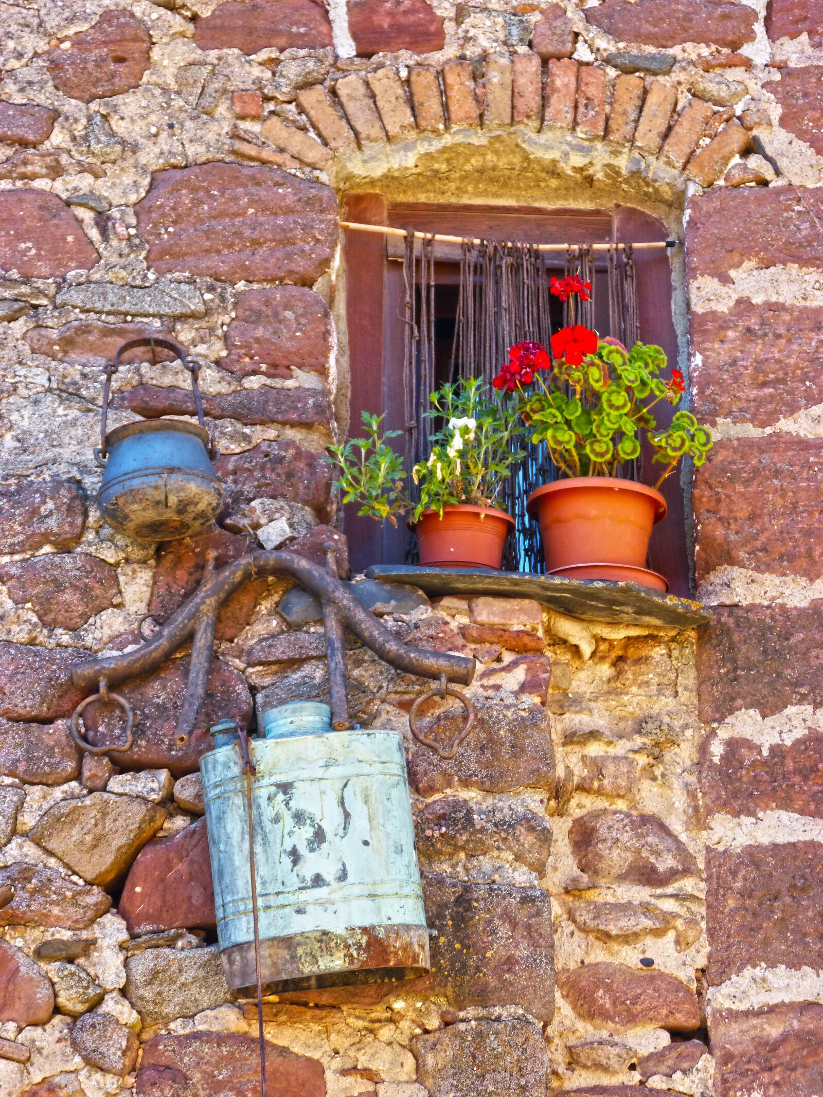 Panasonic DMC-FZ62 sample photo. Prades, popular architecture, red photography