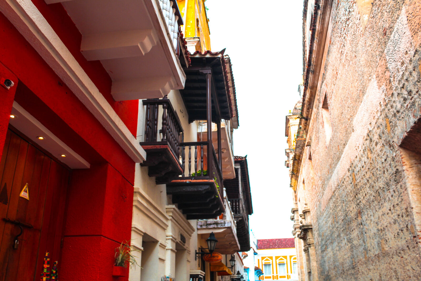 Canon EOS 1300D (EOS Rebel T6 / EOS Kiss X80) sample photo. Balcony, red, street photography
