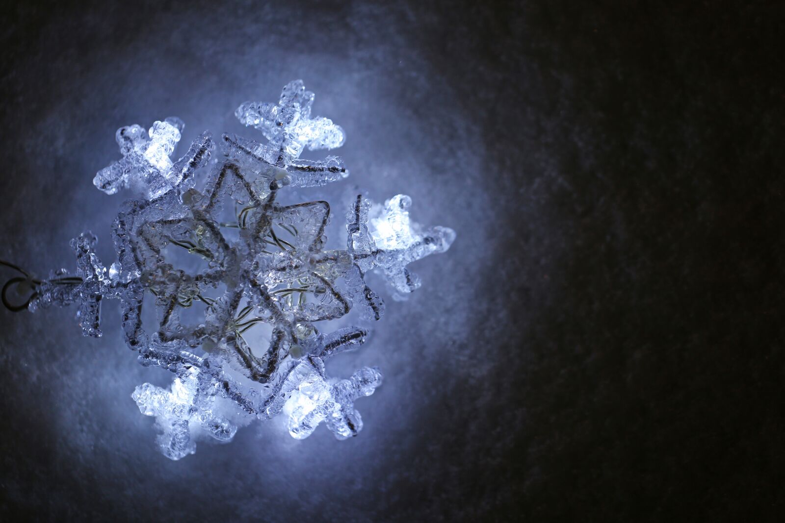 Canon EF 100mm F2.8L Macro IS USM sample photo. Snowflake, luminous, snow photography