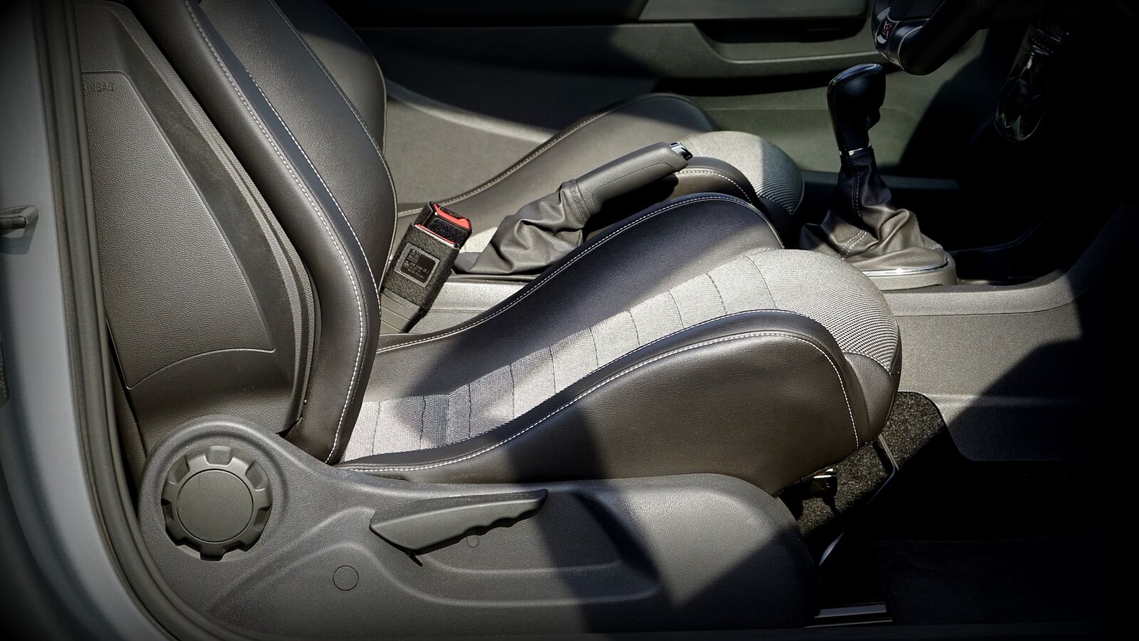 Sony a7 + Sony FE 28-70mm F3.5-5.6 OSS sample photo. Car, seat, belt photography