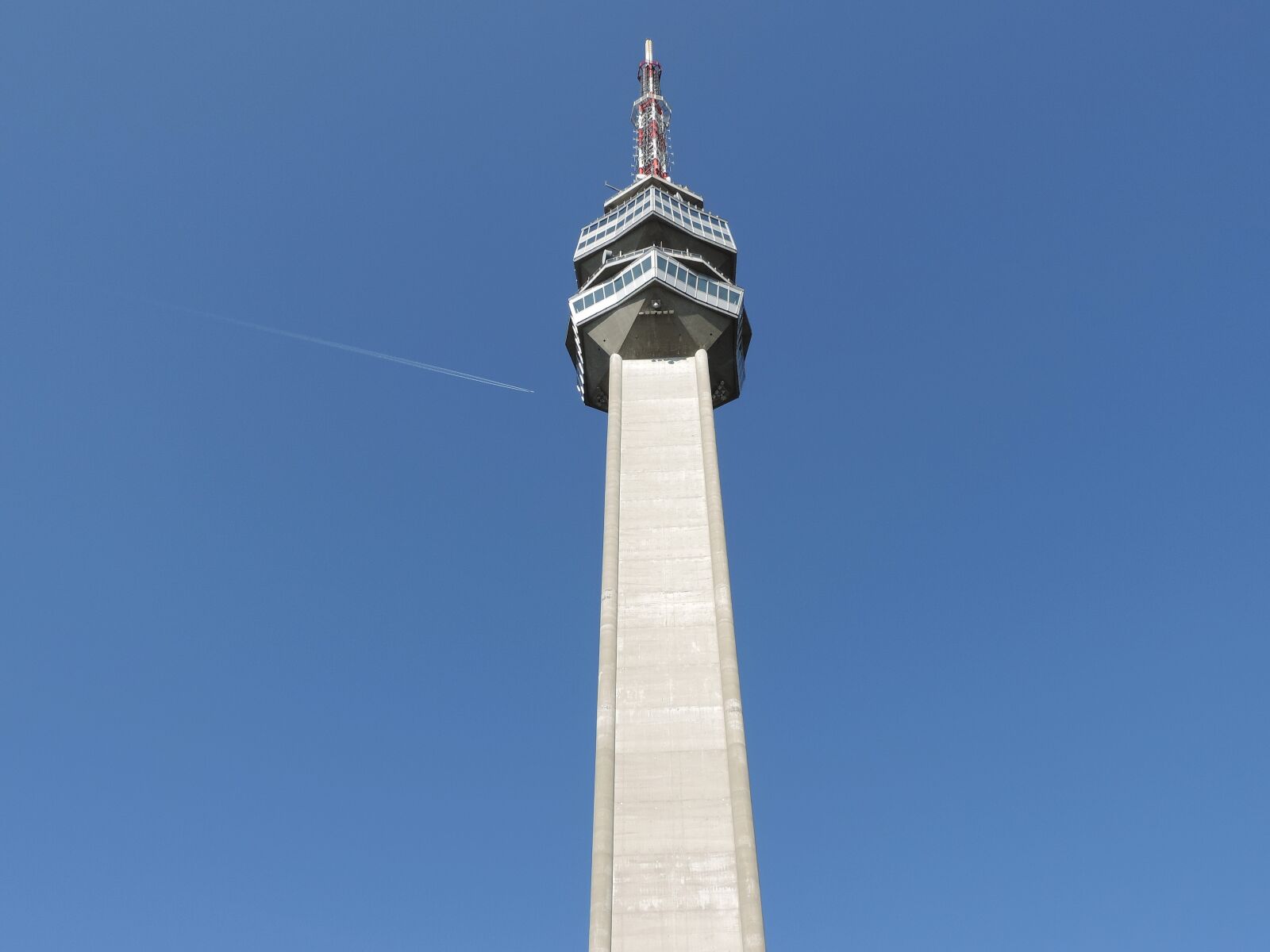 Nikon Coolpix P520 sample photo. Contemporary, obelisk, tower, structure photography