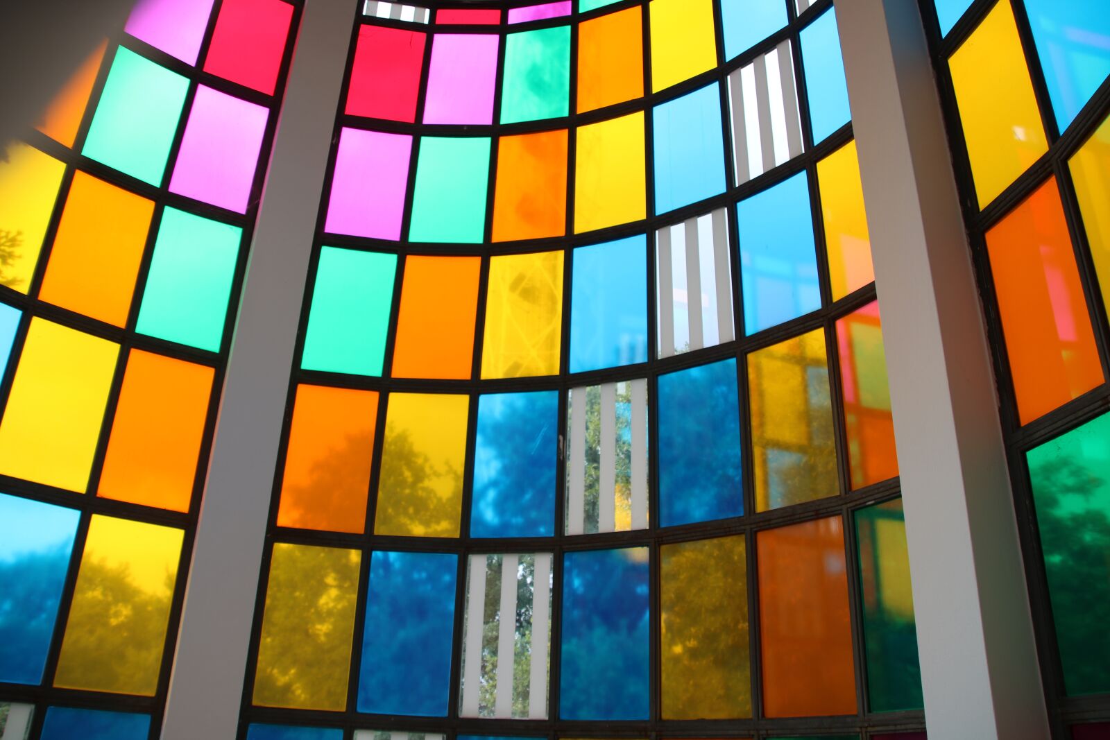 Canon EOS 750D (EOS Rebel T6i / EOS Kiss X8i) + Canon TS-E 90mm F2.8 Tilt-Shift sample photo. Glass, window, color photography