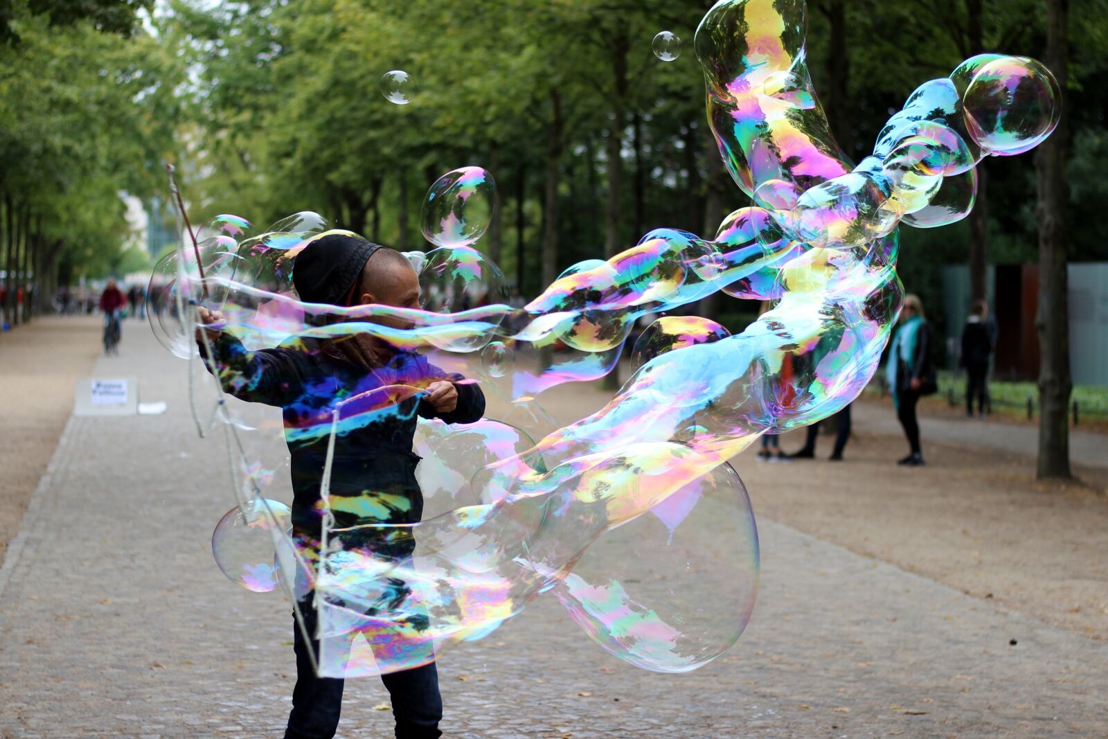 Canon EOS 600D (Rebel EOS T3i / EOS Kiss X5) + Canon EF 50mm F1.8 STM sample photo. Street artists, soap bubbles photography