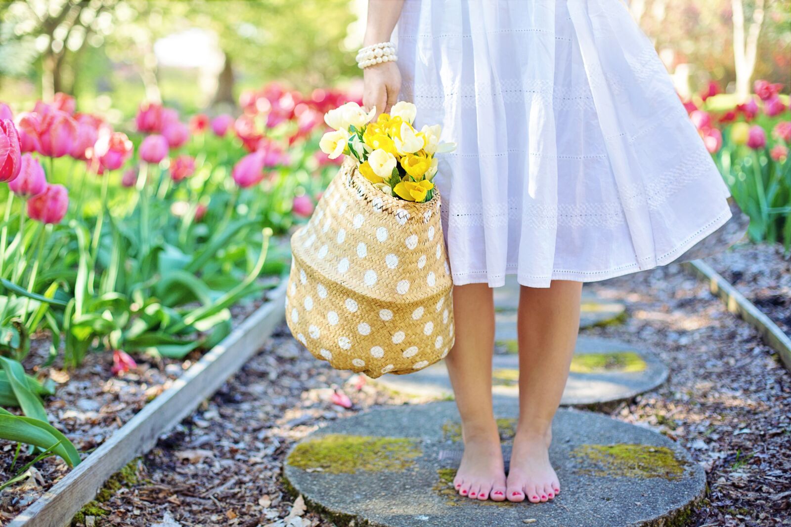 Canon EF 50mm F1.4 USM sample photo. Barefoot, basket, blooming, blossoming photography