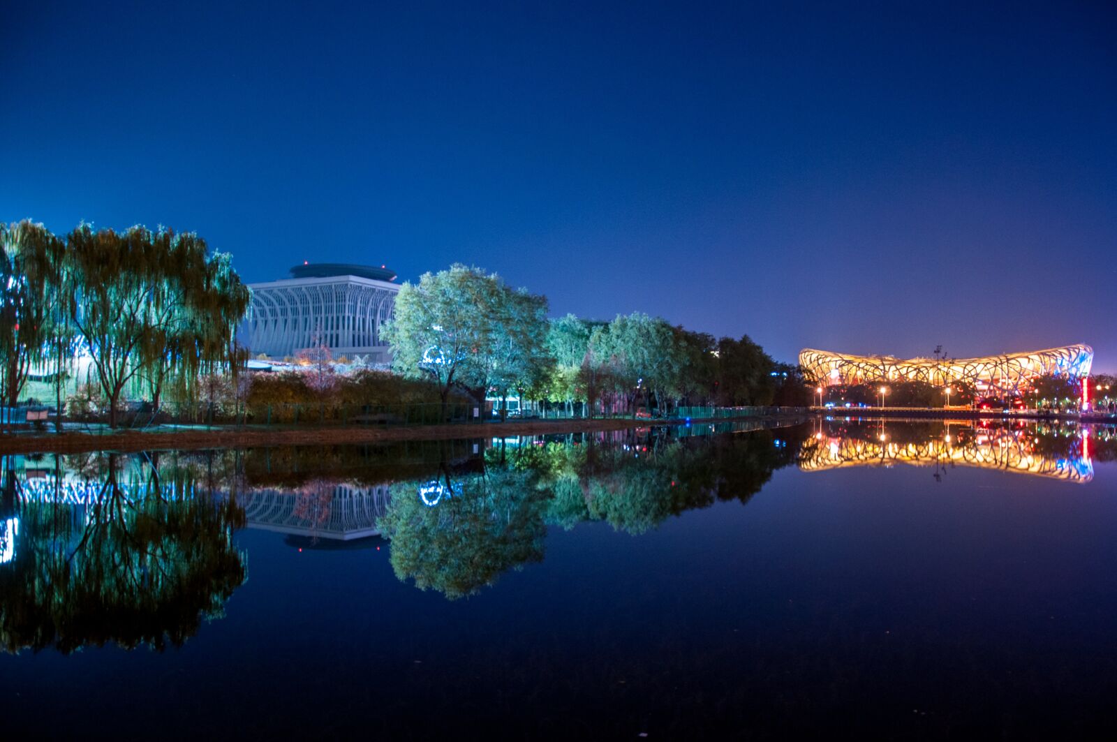Nikon D90 sample photo. Night view, reflection, the photography