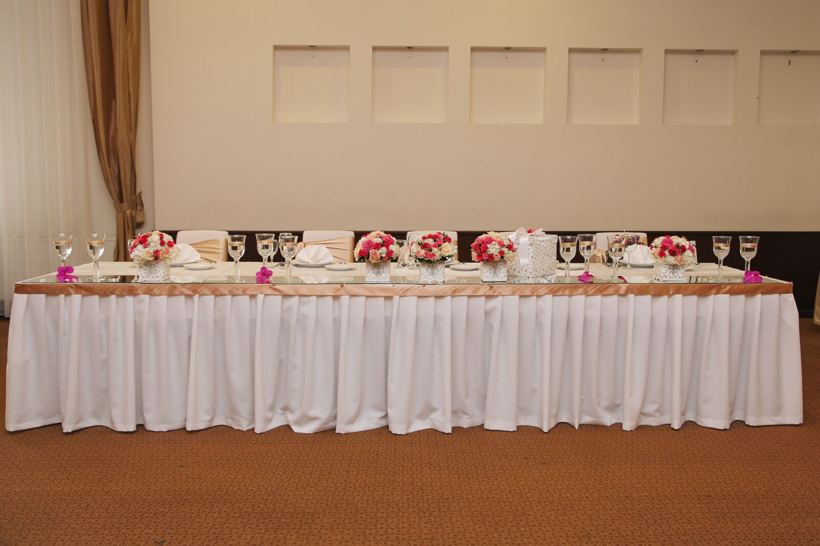 Canon EF 24-105mm F4L IS USM sample photo. Wedding, furniture, wedding bouquet photography