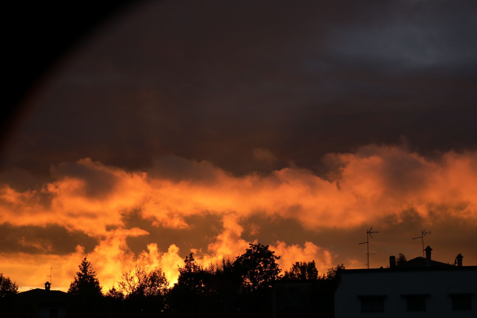 Canon EOS 750D (EOS Rebel T6i / EOS Kiss X8i) sample photo. West, sky, clouds photography