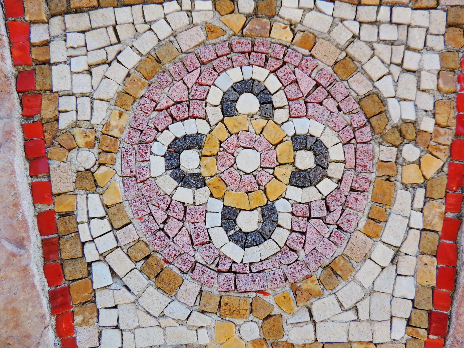 Nikon Coolpix P520 sample photo. Arabesque, circle, colorful, mosaic photography