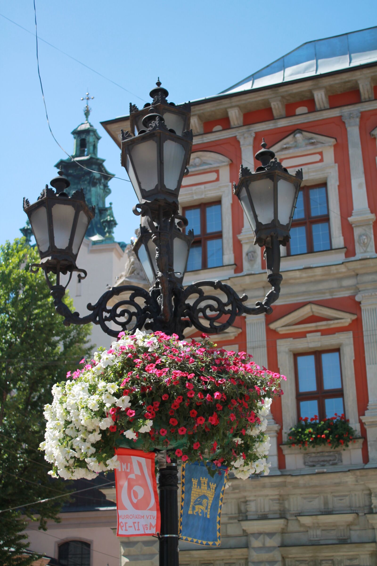 Canon EOS 1100D (EOS Rebel T3 / EOS Kiss X50) sample photo. Lantern, street lamp, flowers photography