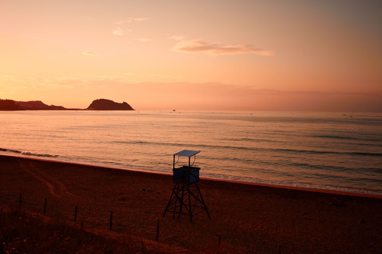 Canon EOS 500D (EOS Rebel T1i / EOS Kiss X3) sample photo. Beach, lifeguard, atlantic photography