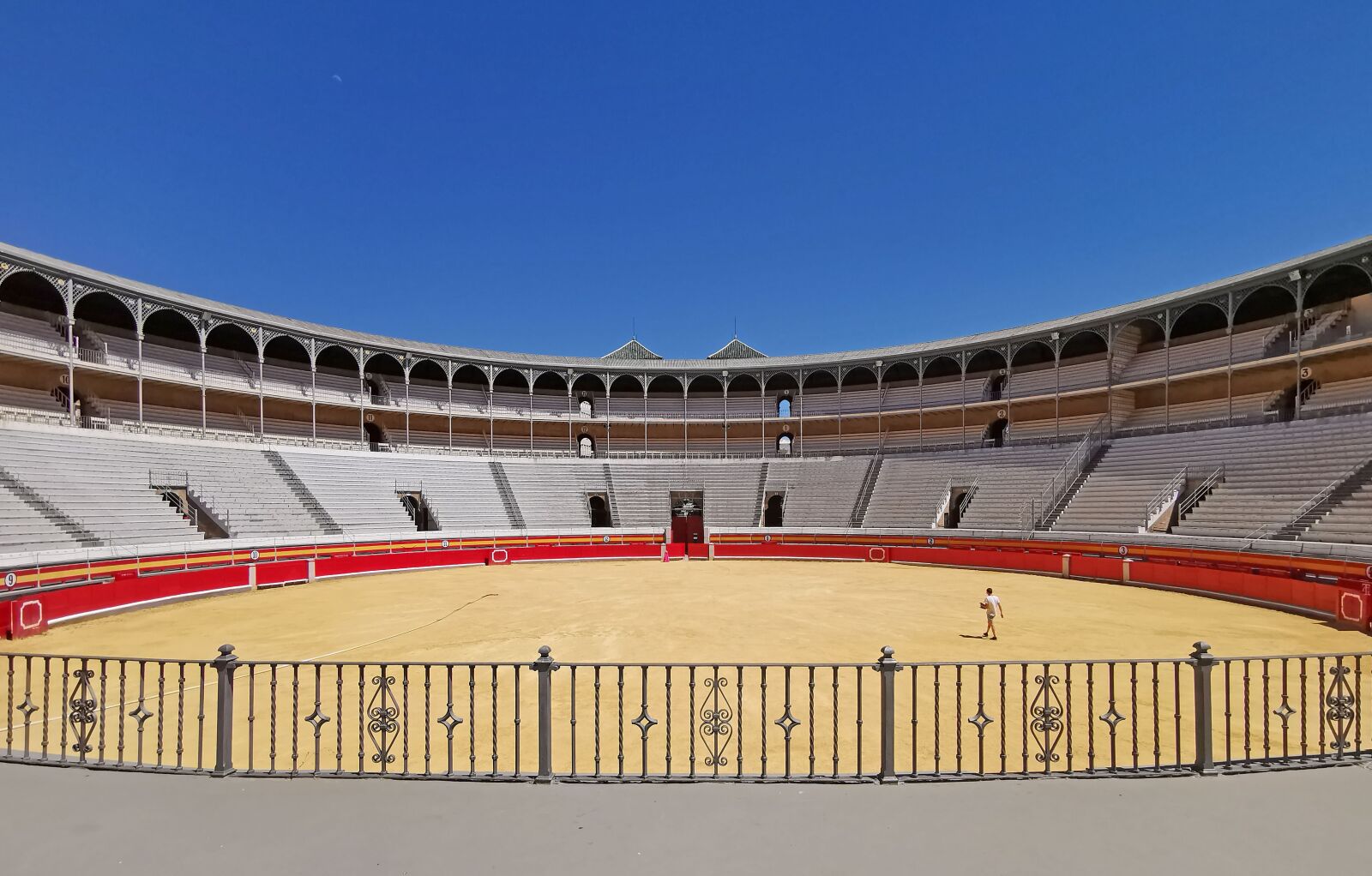 HUAWEI Mate 20 Pro sample photo. Bullfight arena, corrida, arena photography