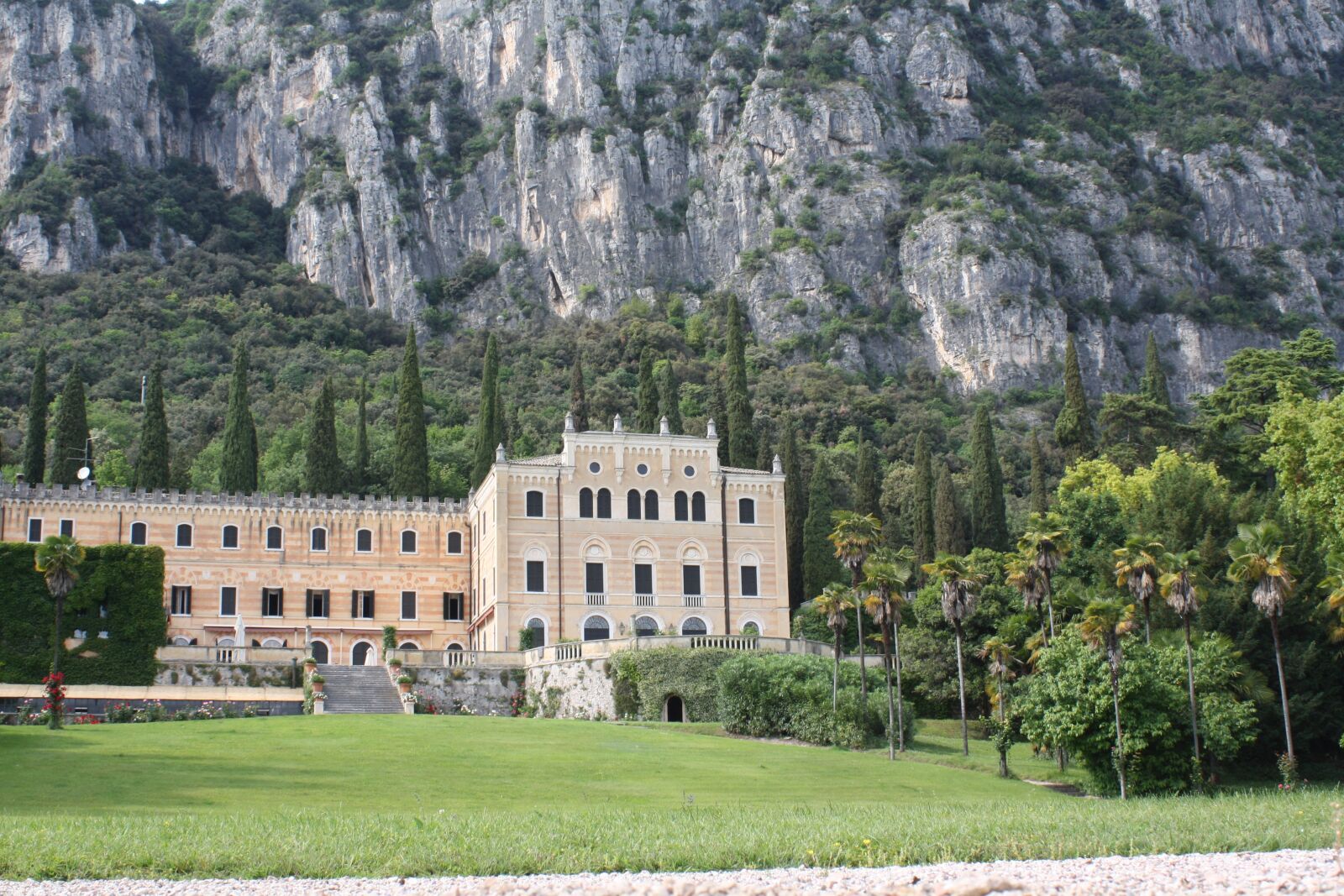 Canon EOS 1000D (EOS Digital Rebel XS / EOS Kiss F) sample photo. Garda, villa, italy photography